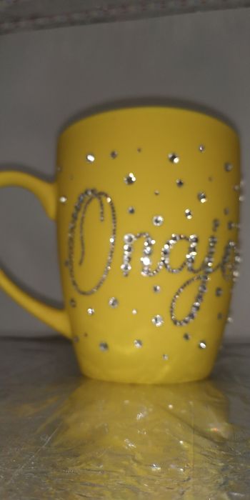 Кружка с надписью стразами "Onajon"