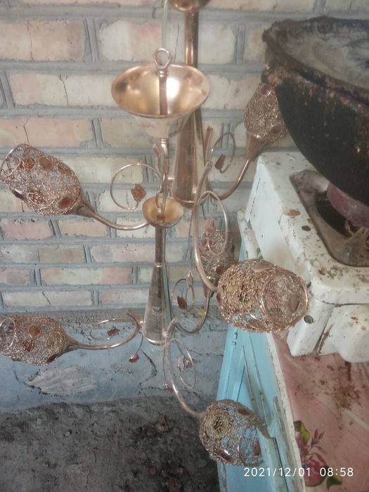 Прадаетса лустры б/у хорошем состояние залатистый