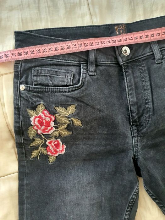 Blugi damă  S M elastici gri închis negri broderie florală rupturi, F&F bumbac casual sexy