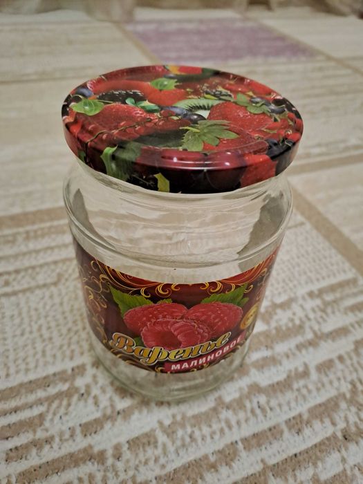 Банки бутылки с крышкой