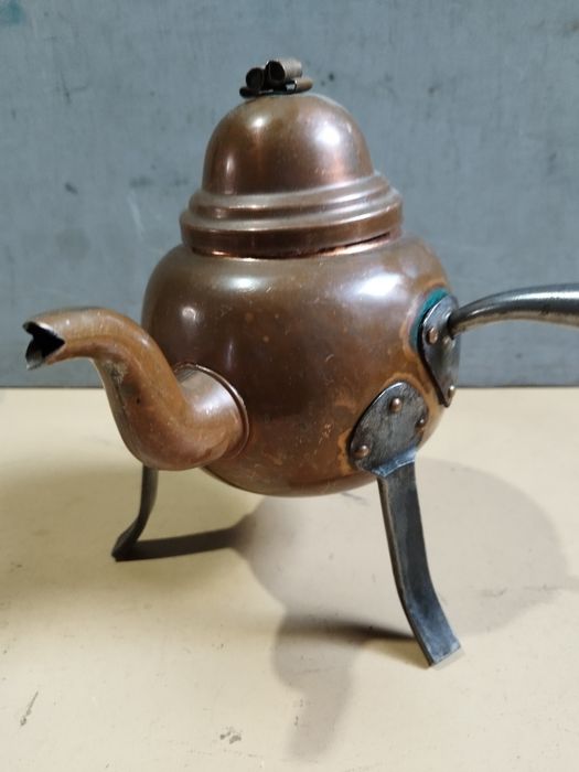 Меден чайник с обем около един литър