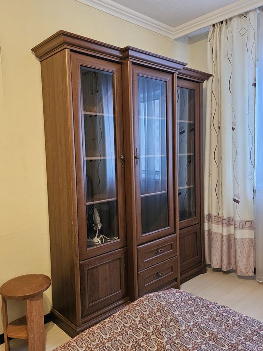 Шкаф-сервант б/у