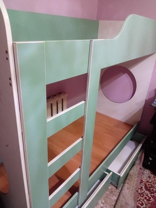 Продам двухьярусную кровать