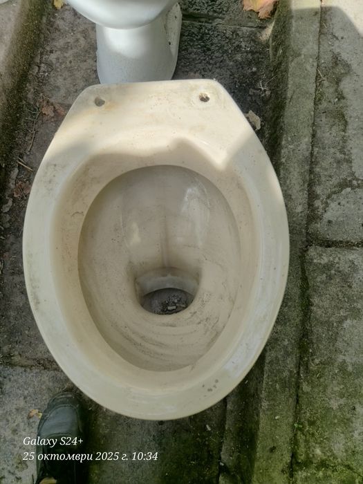 Тоалетни чинии.  Душ, казанче и мивка.