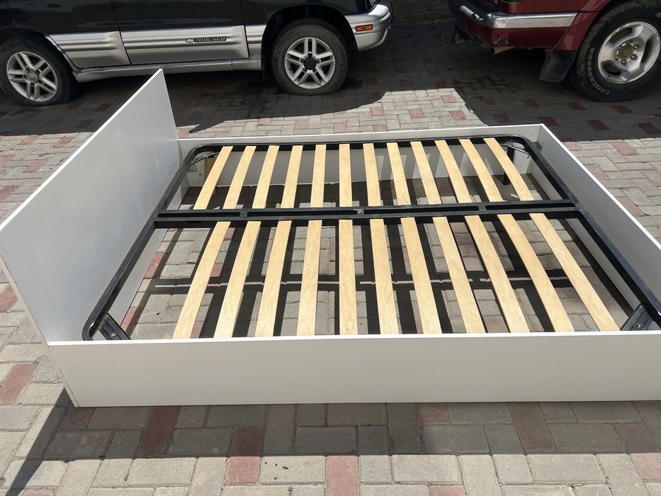 Продам кровать состояние нормальное.