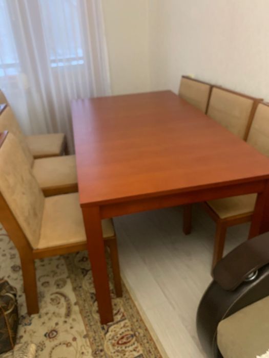 Деревянный стол и 6 стульев