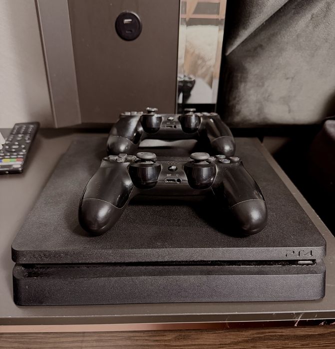 PS 4 Slim Перфектно Състояние