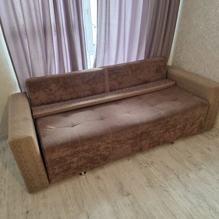 Диван  отдаем бесплатно