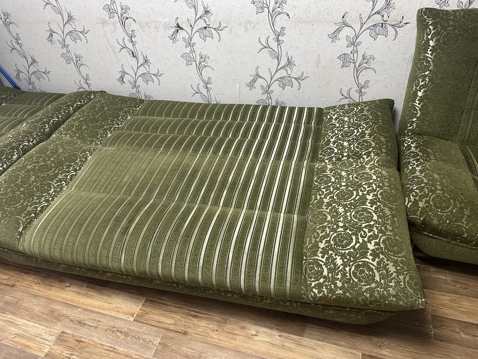 Продам диван с подушками