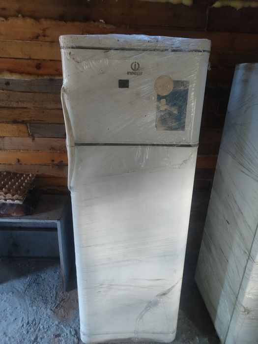 Продам 2 холодильника , 2 газ плиты