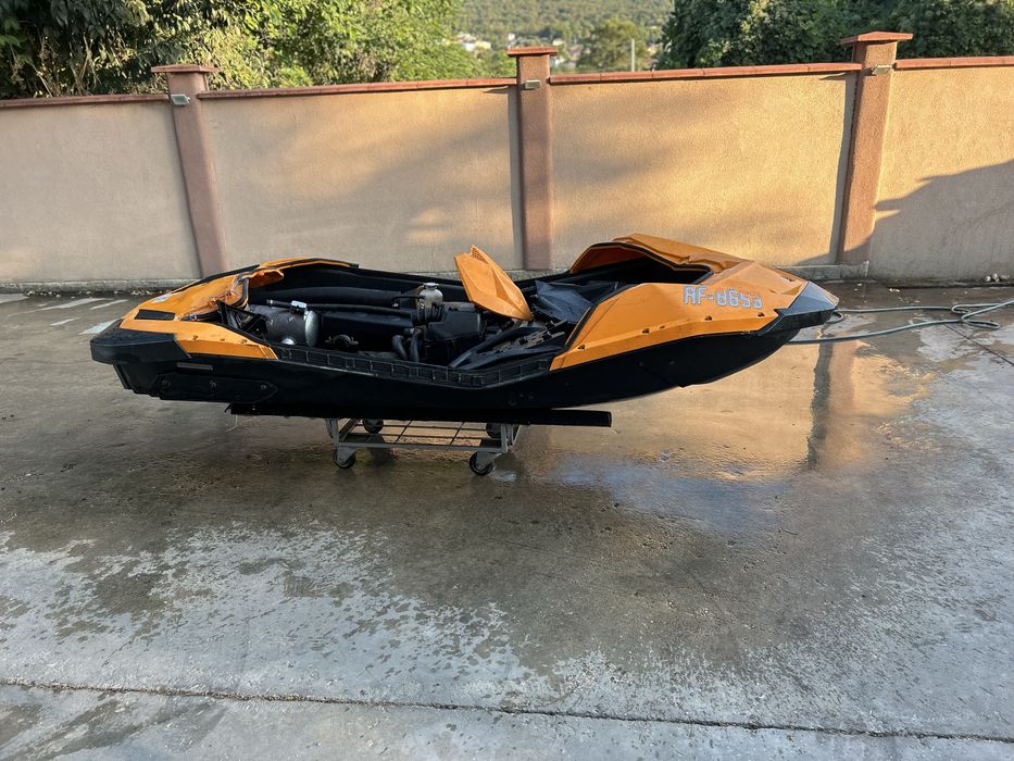Jet ski Sea Doo Spark 90 на части