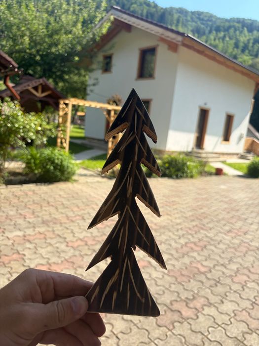Ornament din lemn cu brăduți