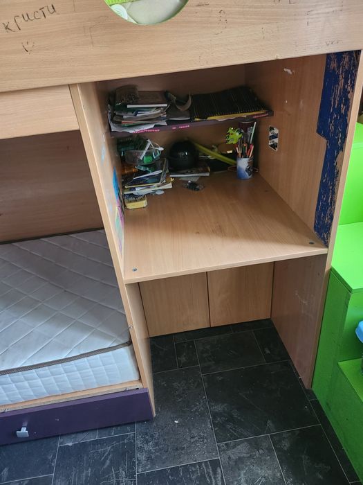 Двуетажни легла с гардероб и бюро