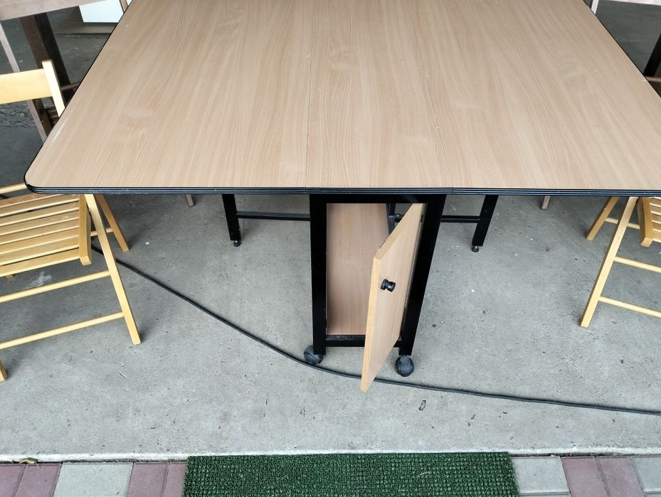 Vând masă pliabilă cu 4 scaune