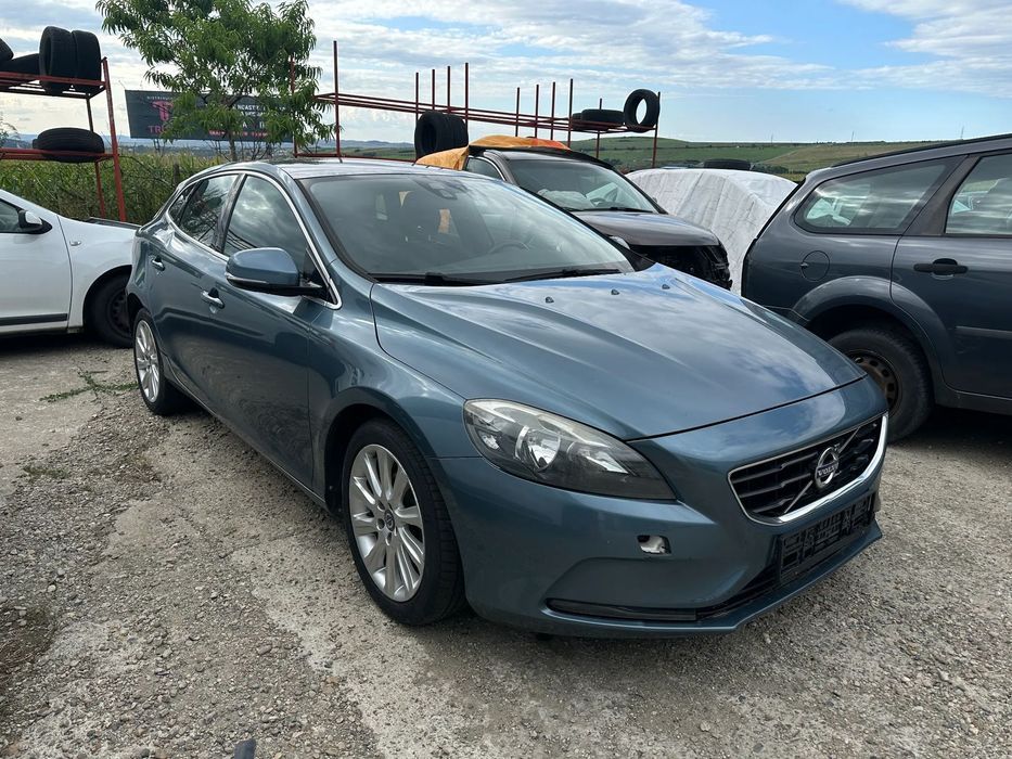 Dezmembrez piese Volvo V40
