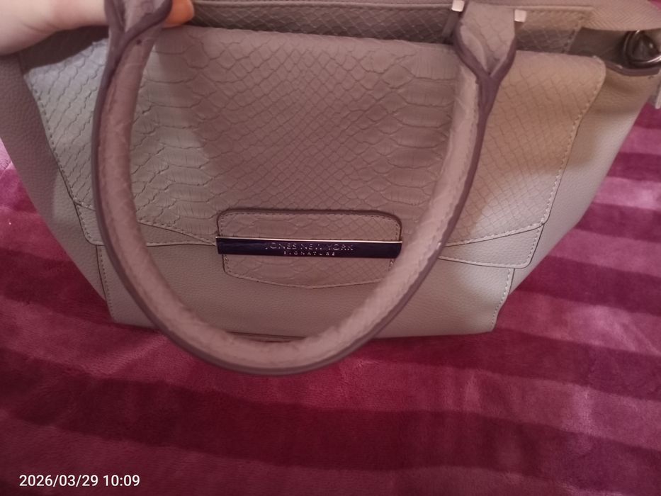 женская сумка бренда Jones New York Signature.