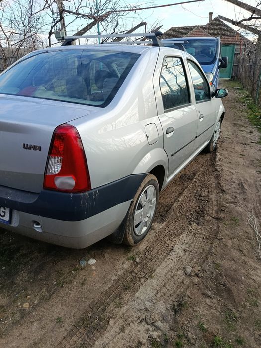 Vând Dacia Logan