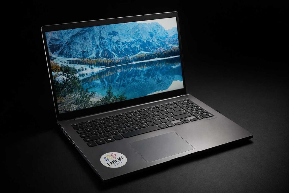 Laptop Asus procesor Ryzen + mouse + Sistem operare