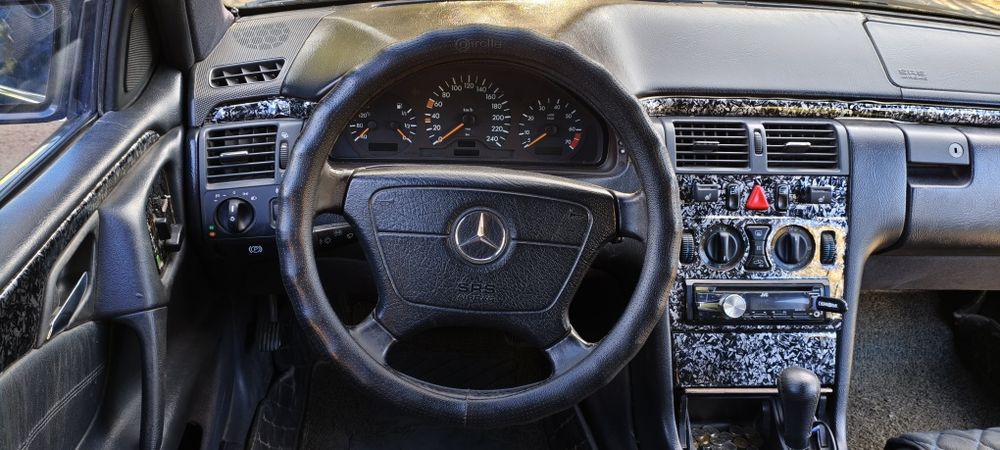 Mercedes-Benz E230/W210
