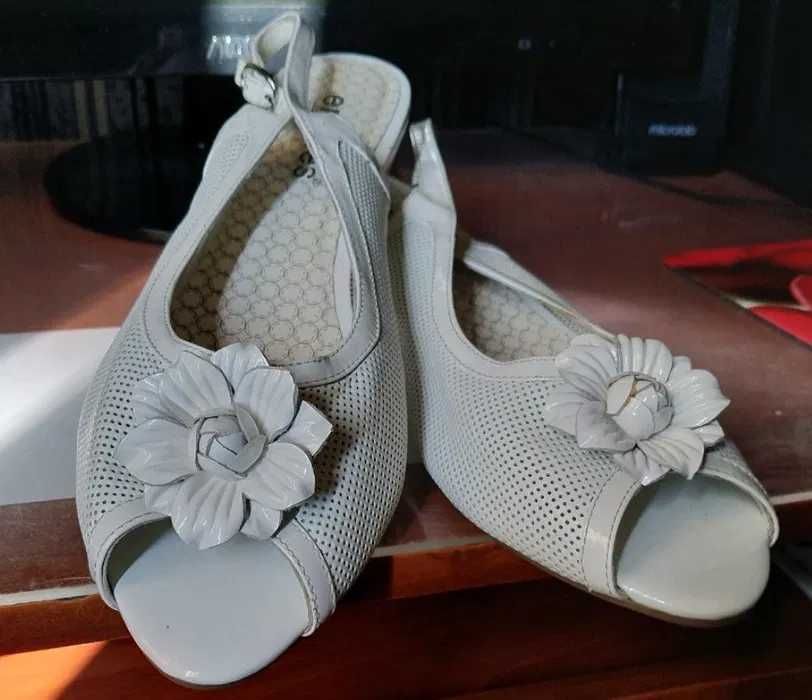 Из натуральной Кожи - белые босоножки. НОВЫЕ! размер 42 мал-мер АКЦИЯ!