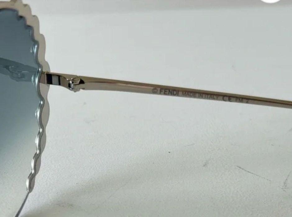 Кръгли слънчеви очила Fendi с кристали