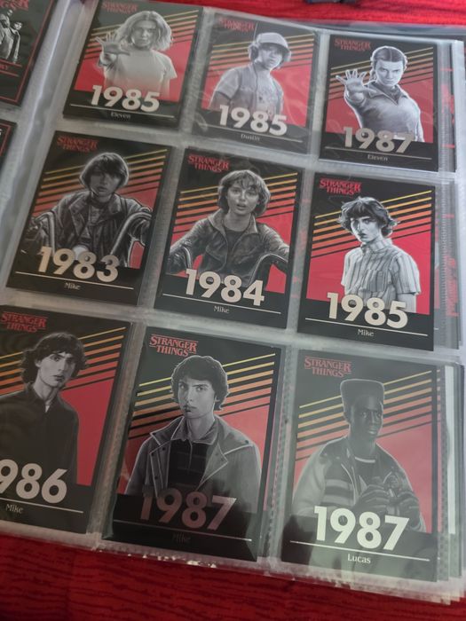 Stranger Things Panini album + 131 Cartonase