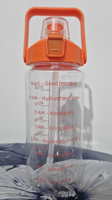 Două sticle plastic, motivationale de apa, din plastic