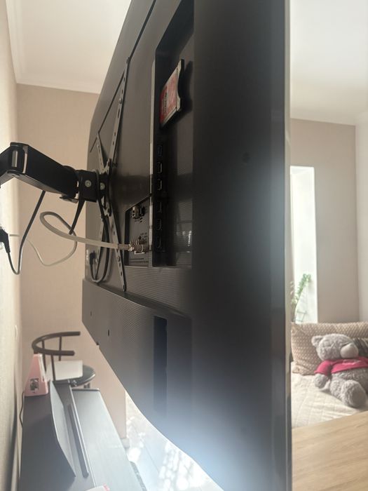 Телевизор LG  с диагональю 140 см.