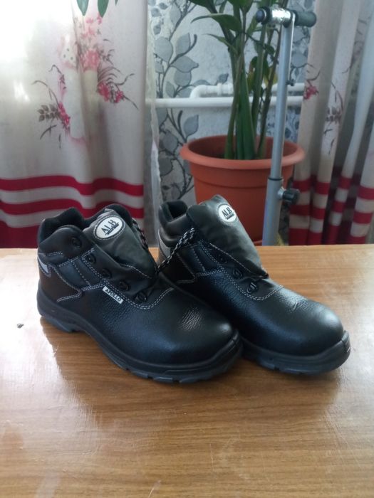 Продам новыю рабочую обувь.