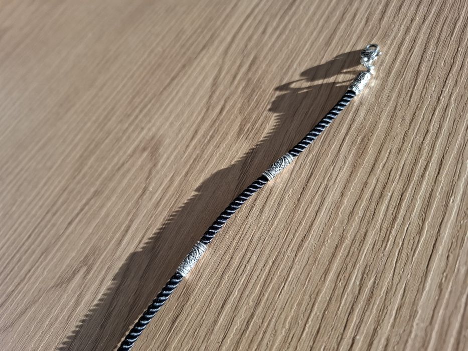 Сребърна гривна с копринени конци