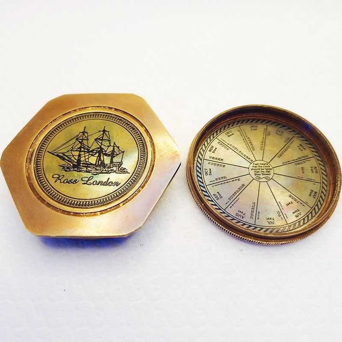 Бронзов компас с вечен календар с дървена ретро кутия