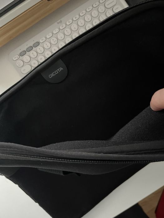 Vând geanta laptop Dicota Smartskin