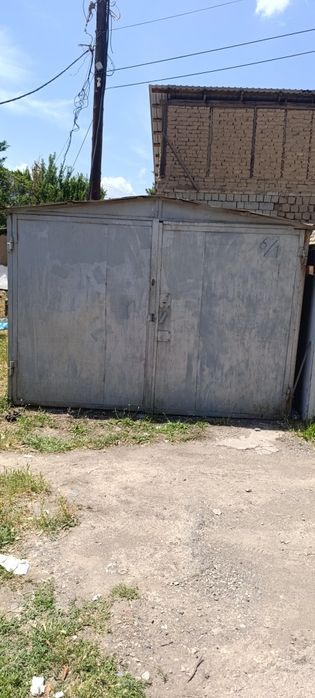 Продаётся железный автомобильный гараж