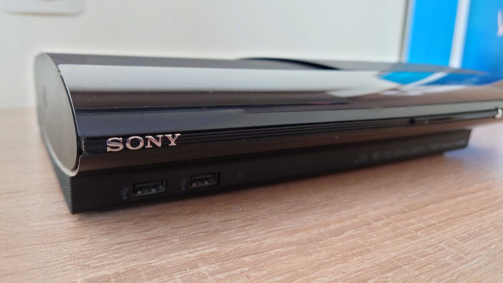 PlayStation 3 Super Slim с 2 джойстика и 40 игри