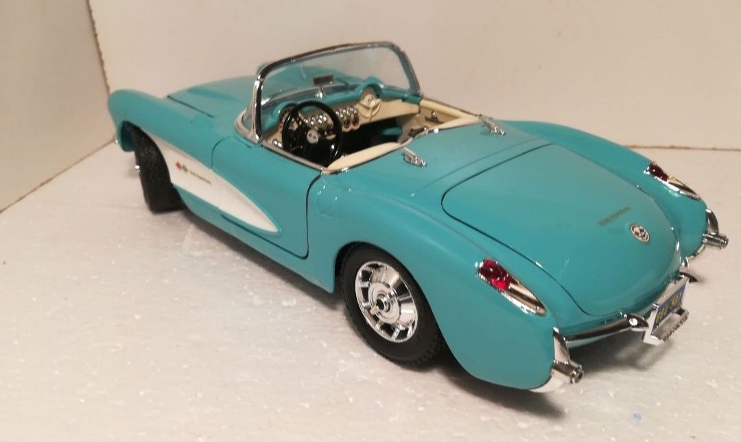 Bburago chevrolet corvette hot sale 1957 model car