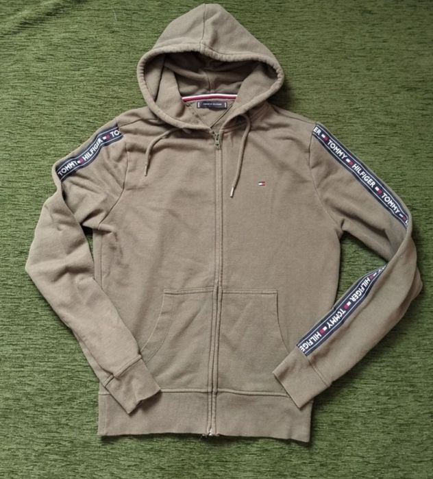 Vând hanorac de bărbați Tommy Hilfiger.