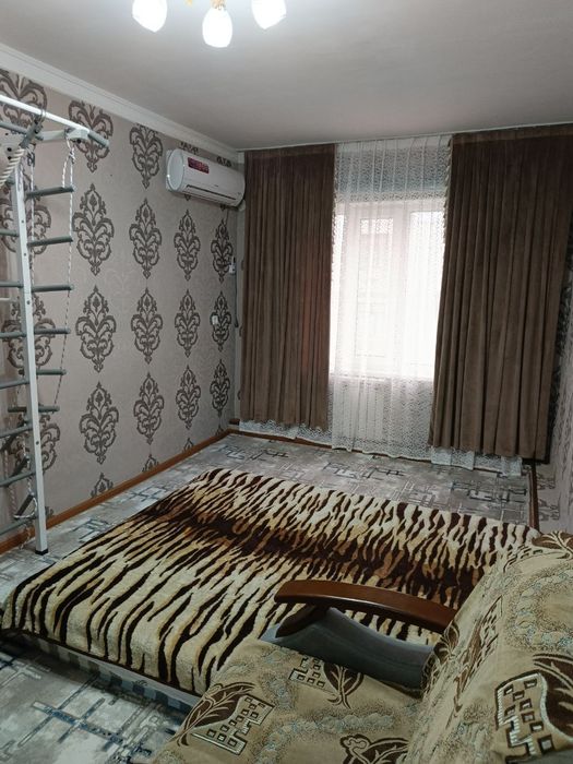 Продается квартира 6мкр 3 комнаты 2й этаж