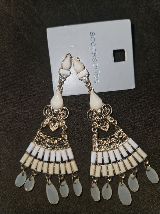 Cercei metal cu pietricele.