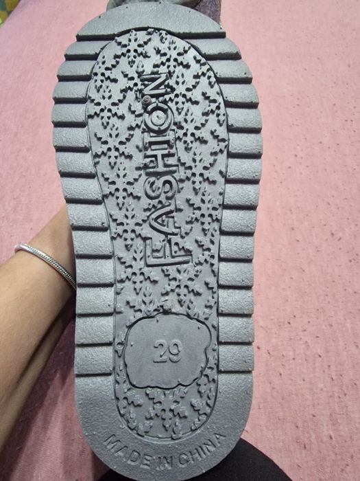 Чисто нови блестящи ботуши 26 номер