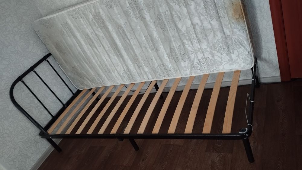 Продам кровать с матрасом