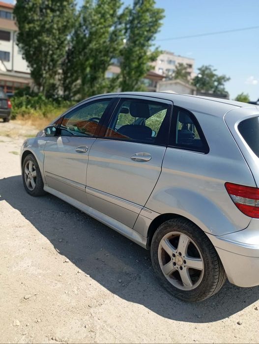 Продавам Мерцедес В200
