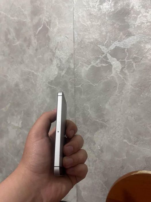 Iphone SE 2015 в хорошем состоянии