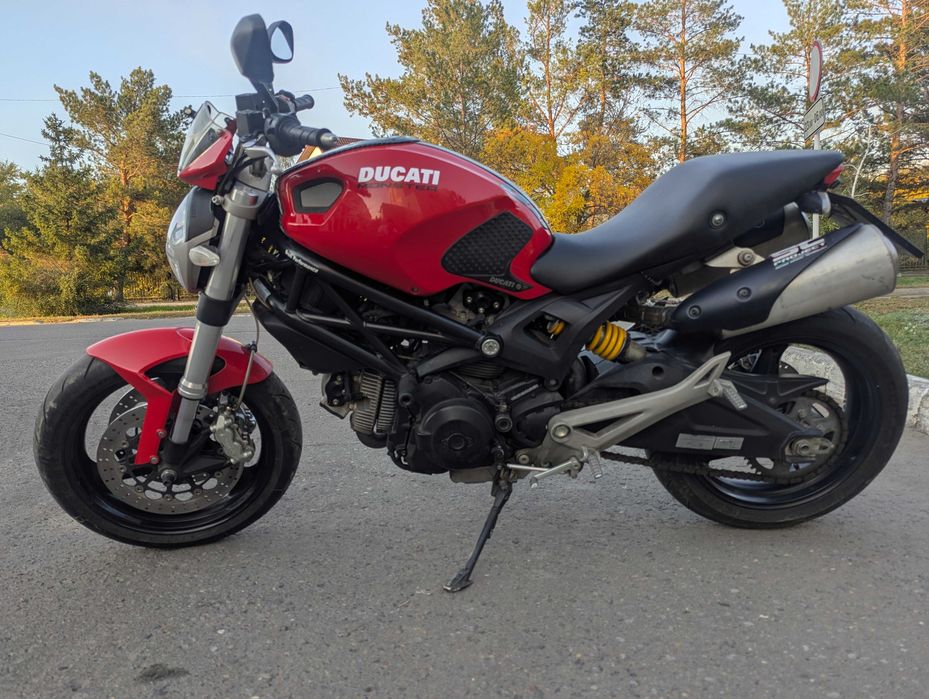 Ducati Monster 696