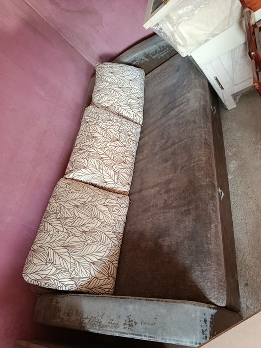 Отдам бесплатно диван и два кресла.