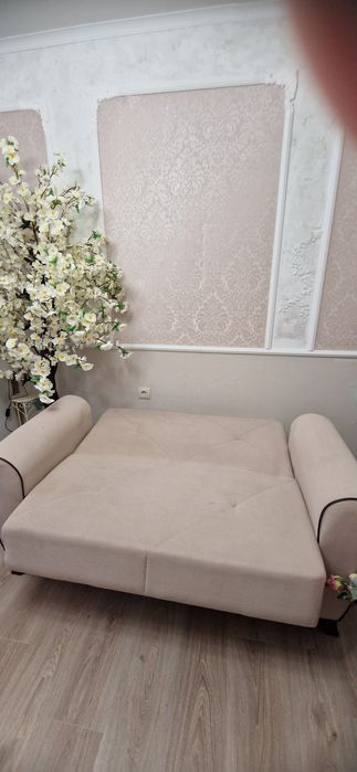 Двуместен разтегателен диван