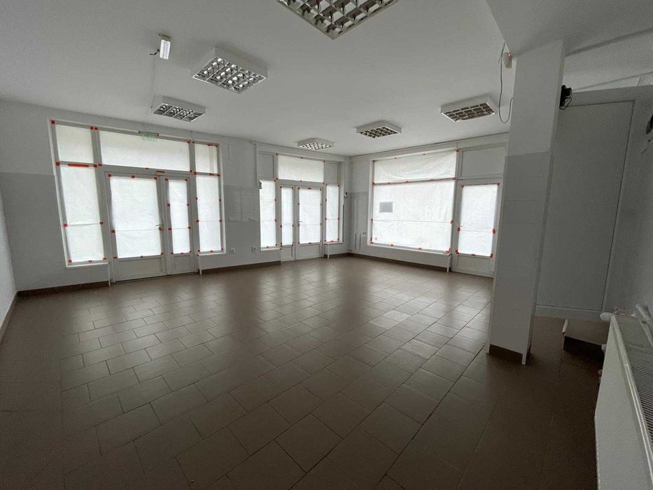 Ofer spre închiriere spatiu comercial
