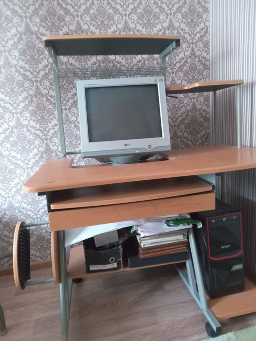 Продается компьютерный стол и компьютер