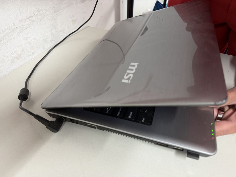 Laptop MSI merge doar in priza