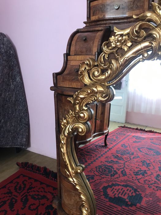 Oglindā EMPIRE auritā