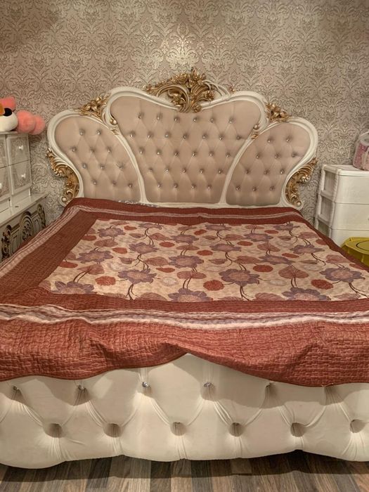 Екі тумбочкамен бирге